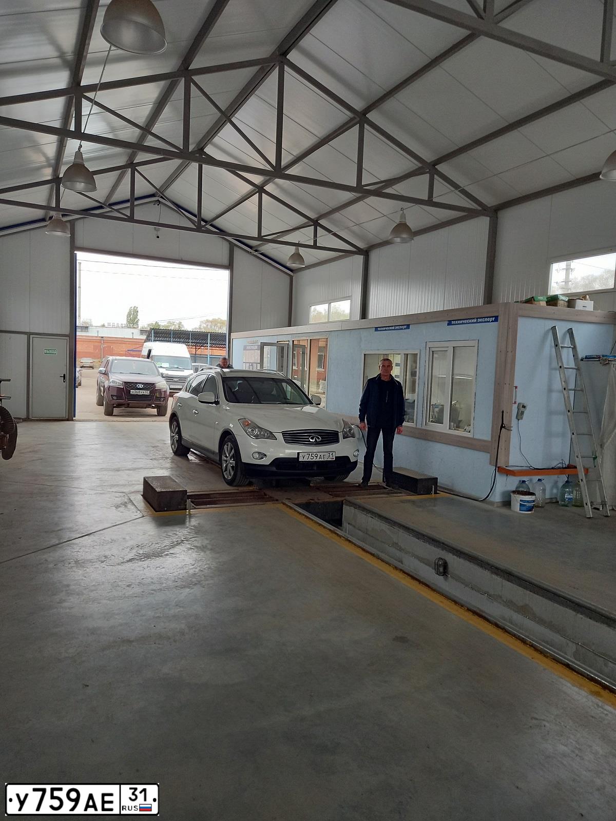 Фото автомобиля INFINITI I QX50 EX, 2011 — госномер Р117УЕ62. Цвет: Белый