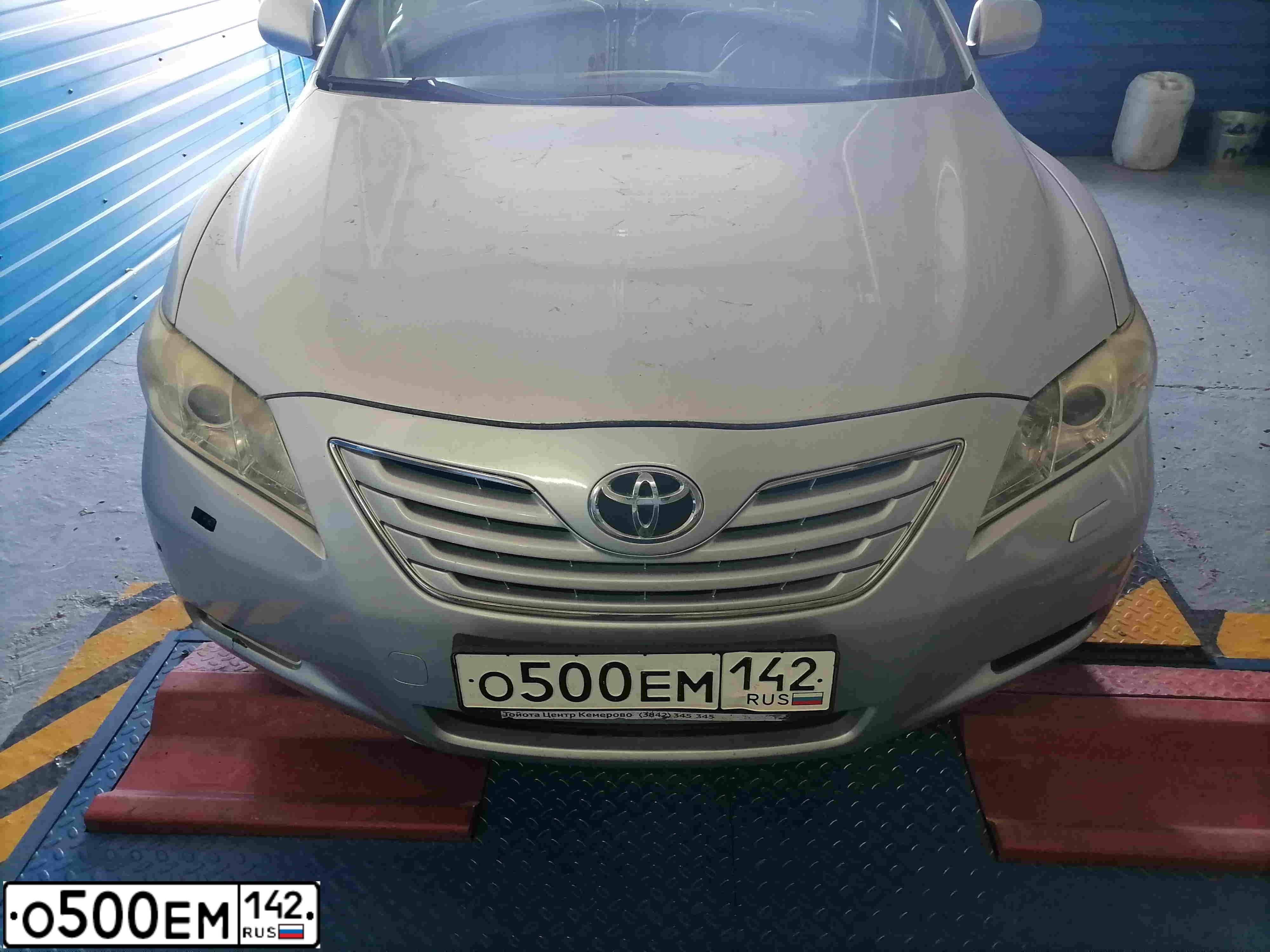Фото автомобиля TOYOTA CAMRY, 2008 — госномер О500ЕМ142. Цвет: СЕРЕБРИСТЫЙ МЕТАЛЛИК