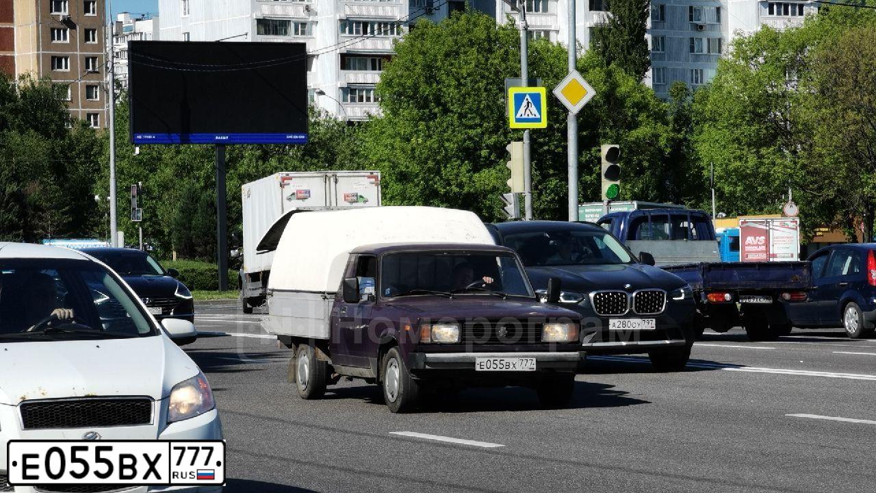Фото автомобиля LADA 2345 WIS, 2001 — госномер Е055ВХ777. Цвет: ФИОЛЕТОВЫЙ