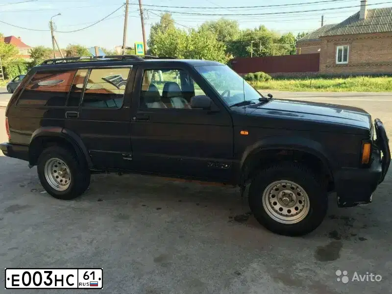Фото автомобиля CHEVROLET BLAZER, 1994 — госномер Е003НС61. Цвет: ЧЕРНЫЙ