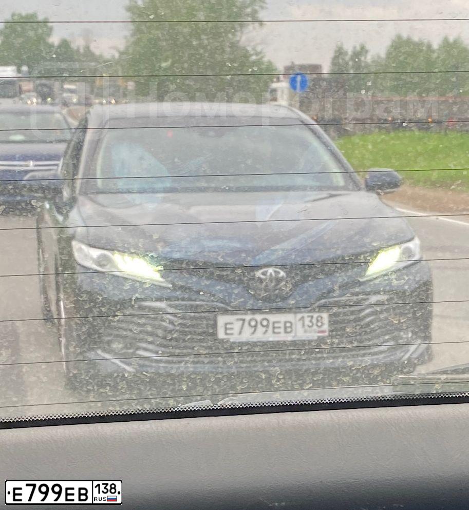 Фото автомобиля TOYOTA CAMRY, 2020 — госномер Е799ЕВ138. Цвет: синий