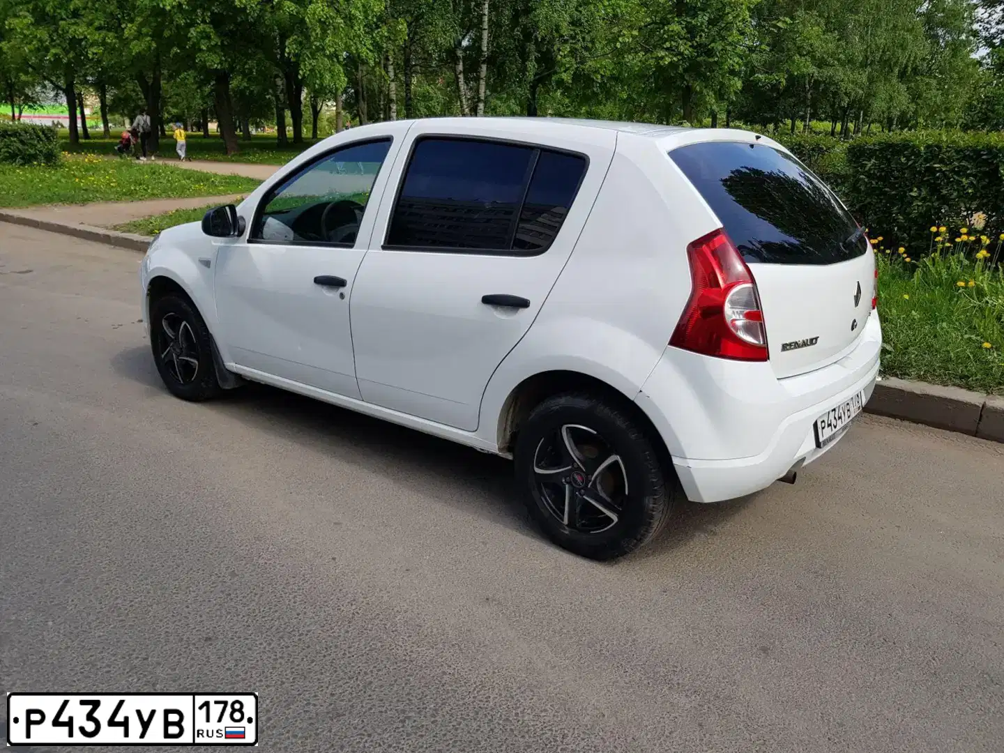 Фото автомобиля RENAULT SANDERO, 2014 — госномер М832АС53. Цвет: Белый