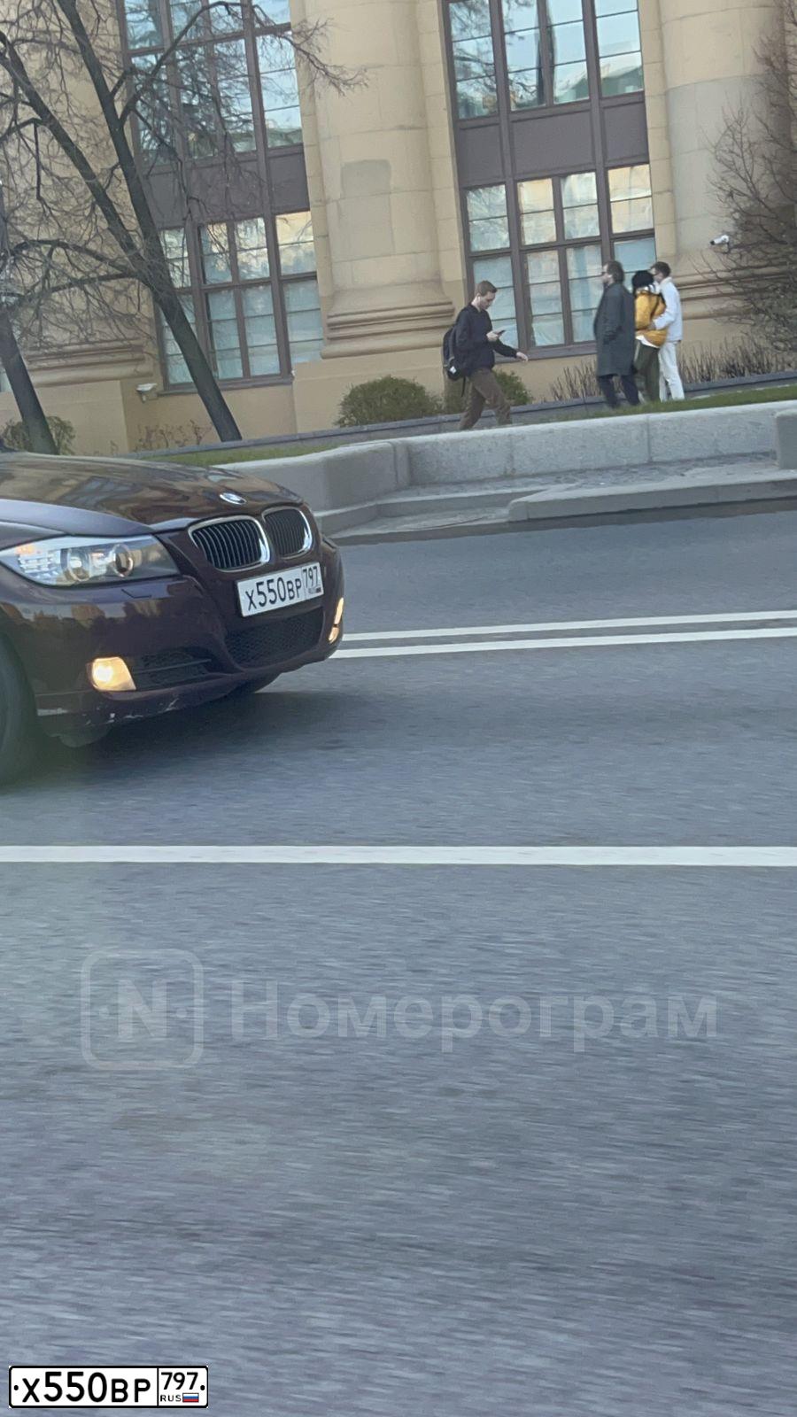 Фото автомобиля BMW SERIE 3, 2009 — госномер Х550ВР797. Цвет: БОРДОВЫЙ
