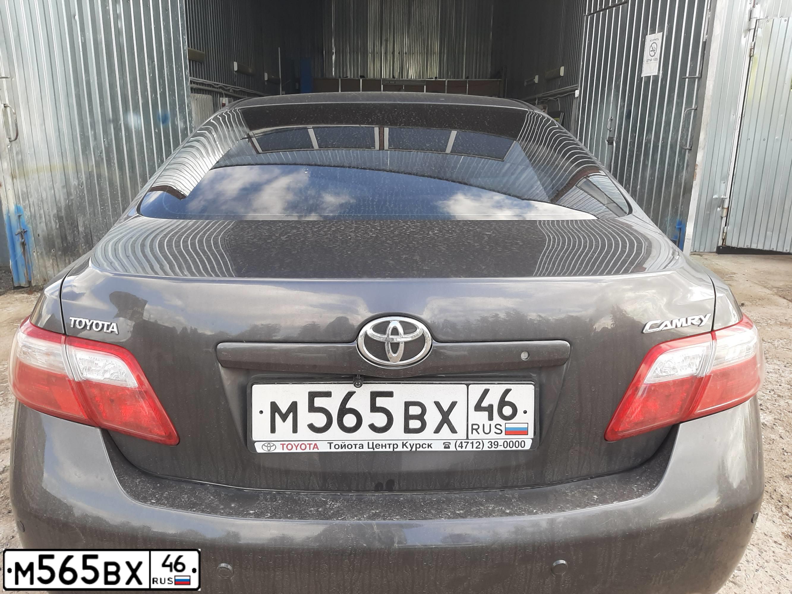 Фото автомобиля TOYOTA CAMRY, 2008 — госномер М565ВХ46. Цвет: СЕРЫЙ