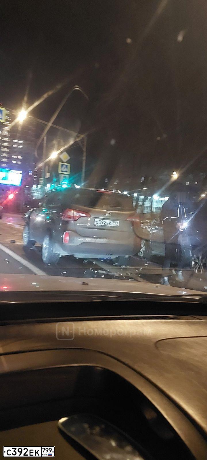 Фото автомобиля KIA SORENTO, 2018 — госномер С392ЕК799. Цвет: БЕЖЕВЫЙ