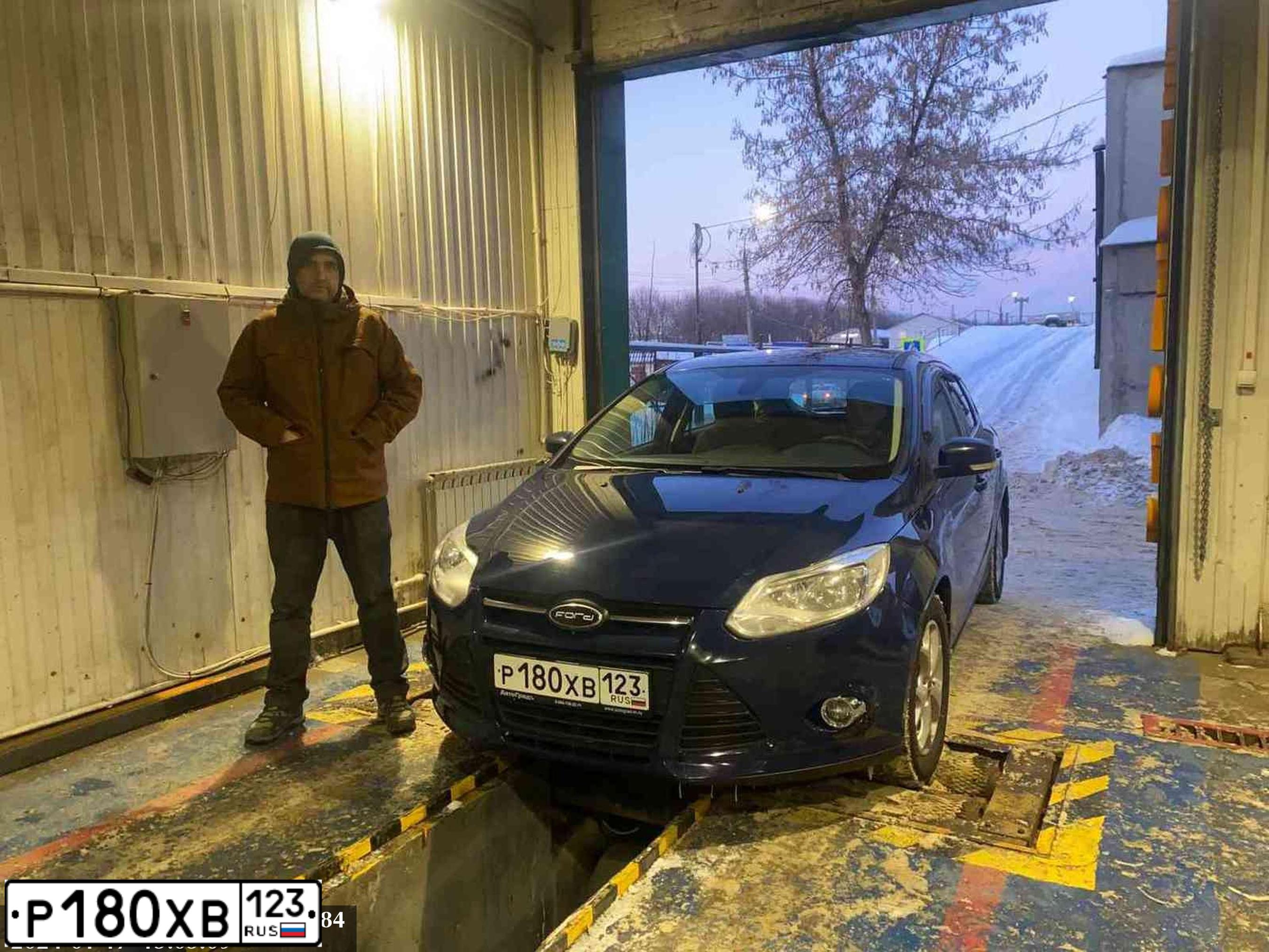 Фото автомобиля FORD FOCUS, 2013 — госномер Р594НТ46. Цвет: Темно-синий