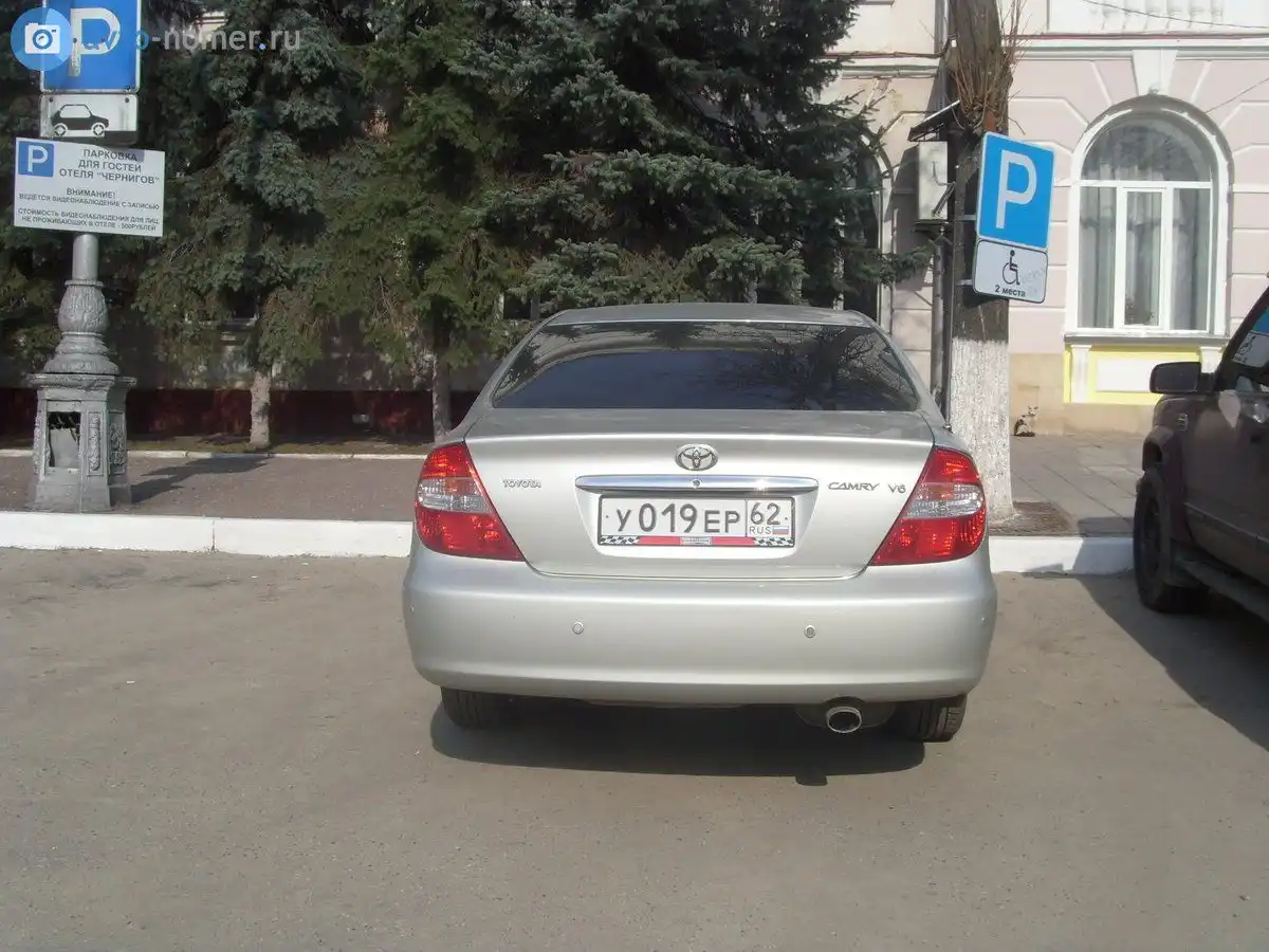 Фото автомобиля TOYOTA CAMRY, 2004 — госномер У019ЕР62. Цвет: СЕРЕБРИСТЫЙ