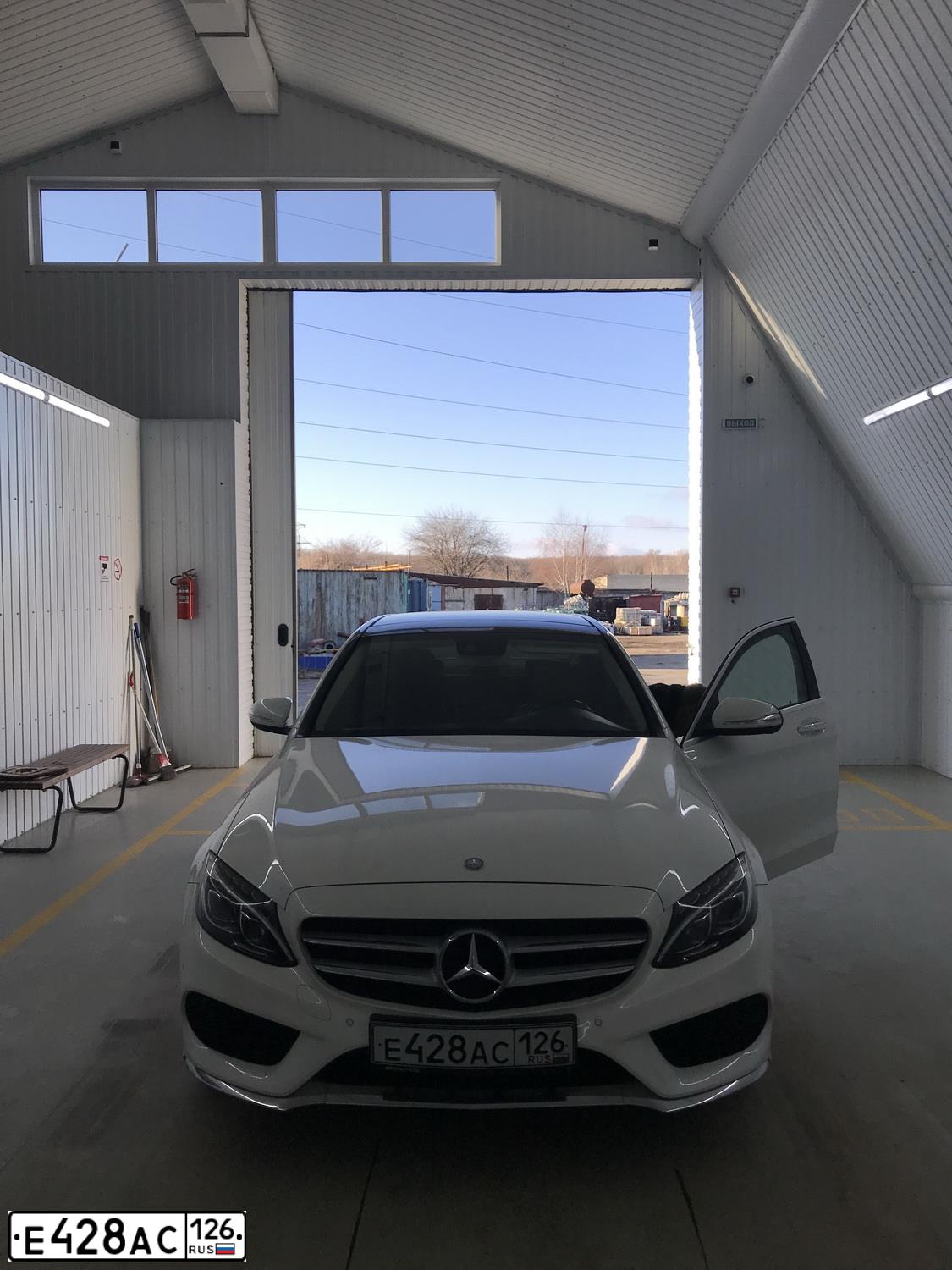 Фото автомобиля MERCEDES C-KLASSE, 2014 — госномер Е428АС126. Цвет: Белый