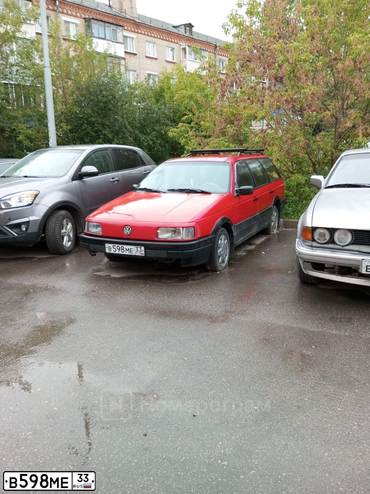 Фото автомобиля VOLKSWAGEN PASSAT, 1992 — госномер В598МЕ33. Цвет: КРАСНЫЙ