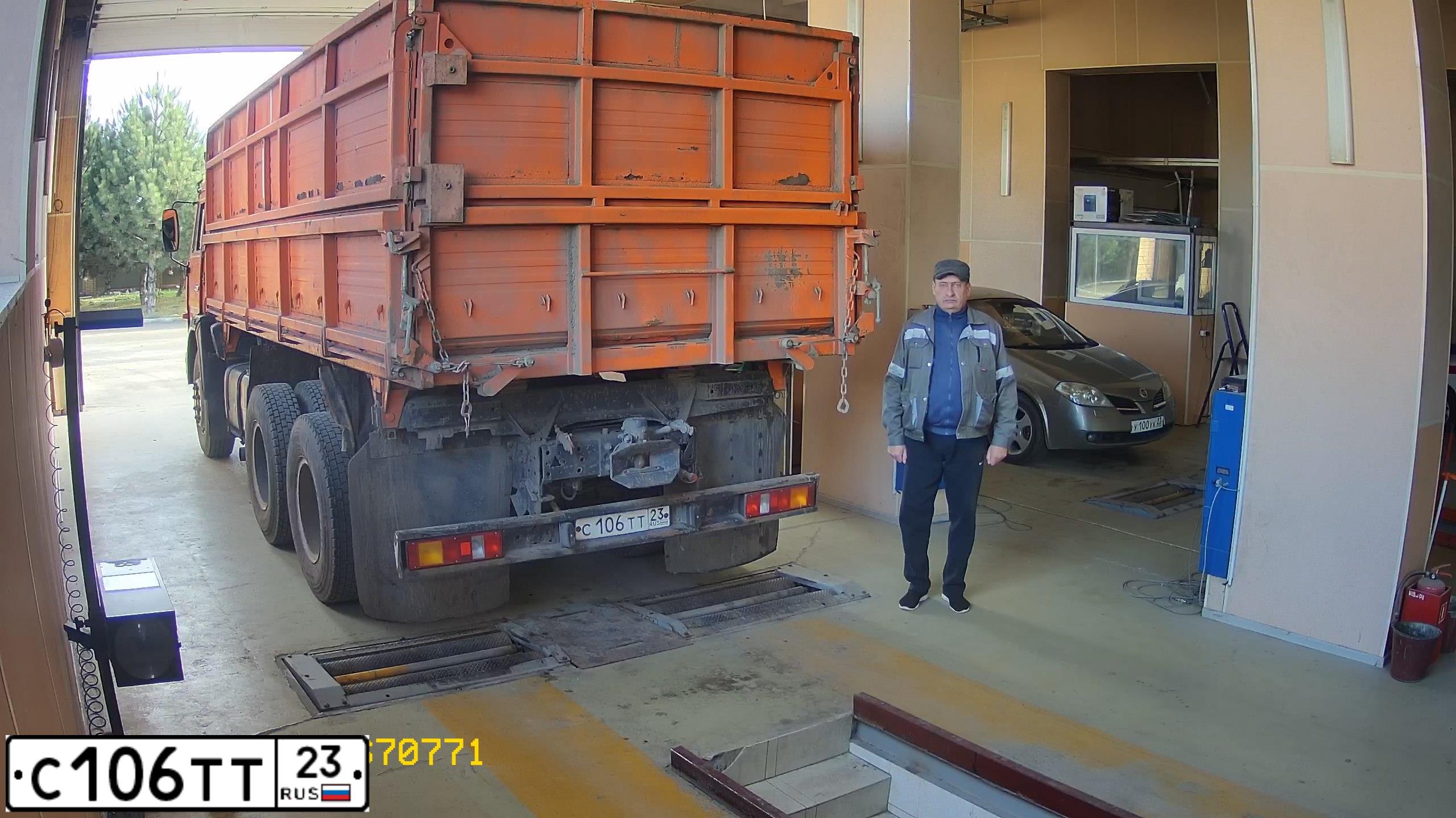Фото автомобиля KAMAZ 5320 /6X4/, 2004 — госномер С106ТТ23. Цвет: Оранжевый