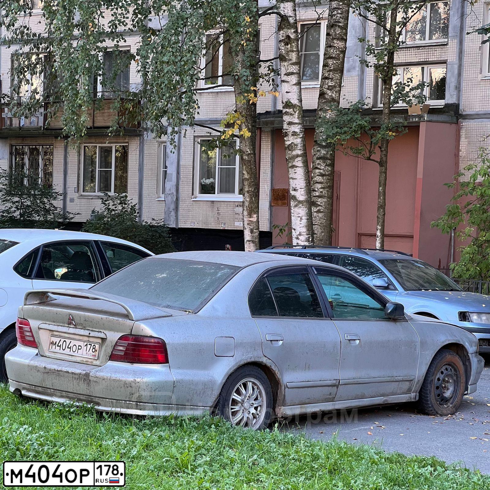 Фото автомобиля MITSUBISHI GALANT, 2001 — госномер М404ОР178. Цвет: СЕРЕБРИСТЫЙ