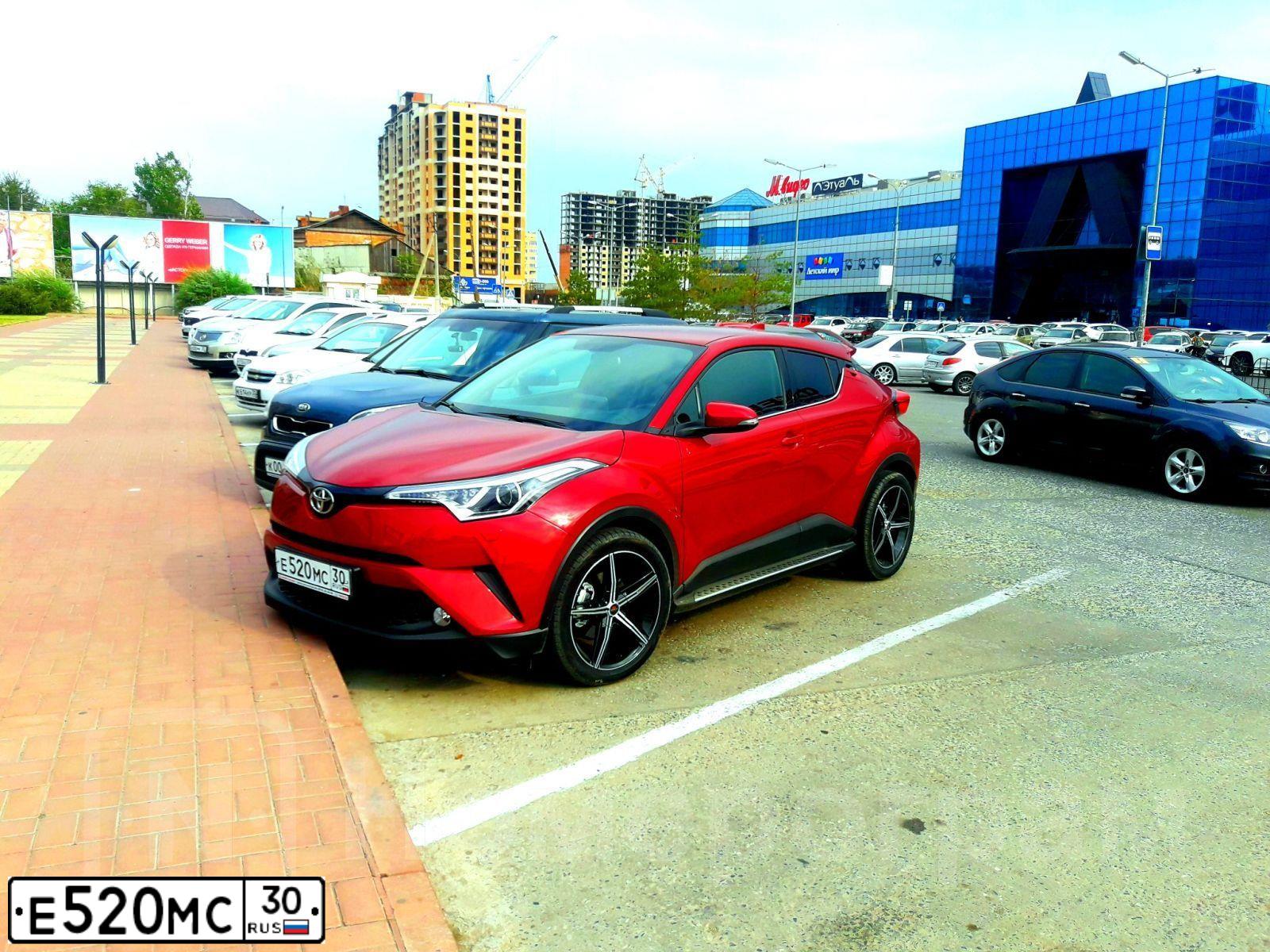 Фото автомобиля TOYOTA C-HR, 2019 — госномер Р798ЕР761. Цвет: Красный