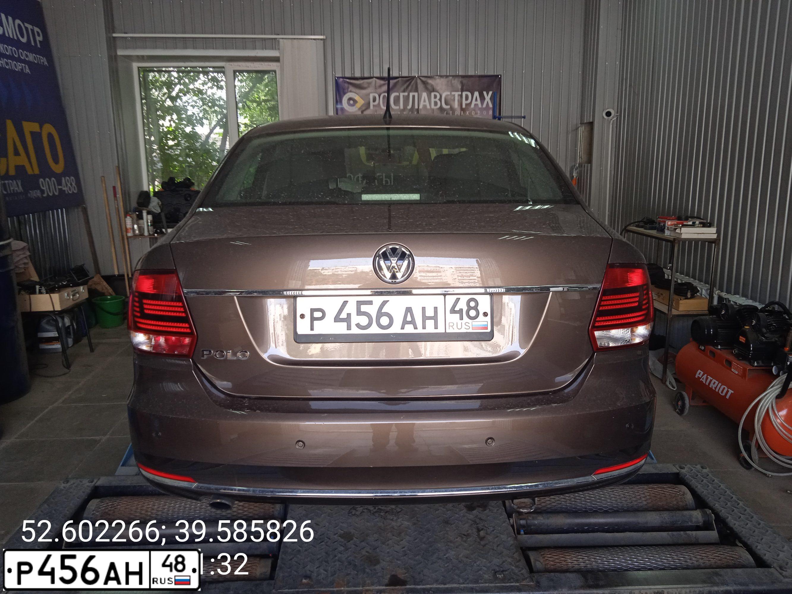 Фото автомобиля VOLKSWAGEN POLO, 2016 — госномер Р456АН48. Цвет: Коричневый