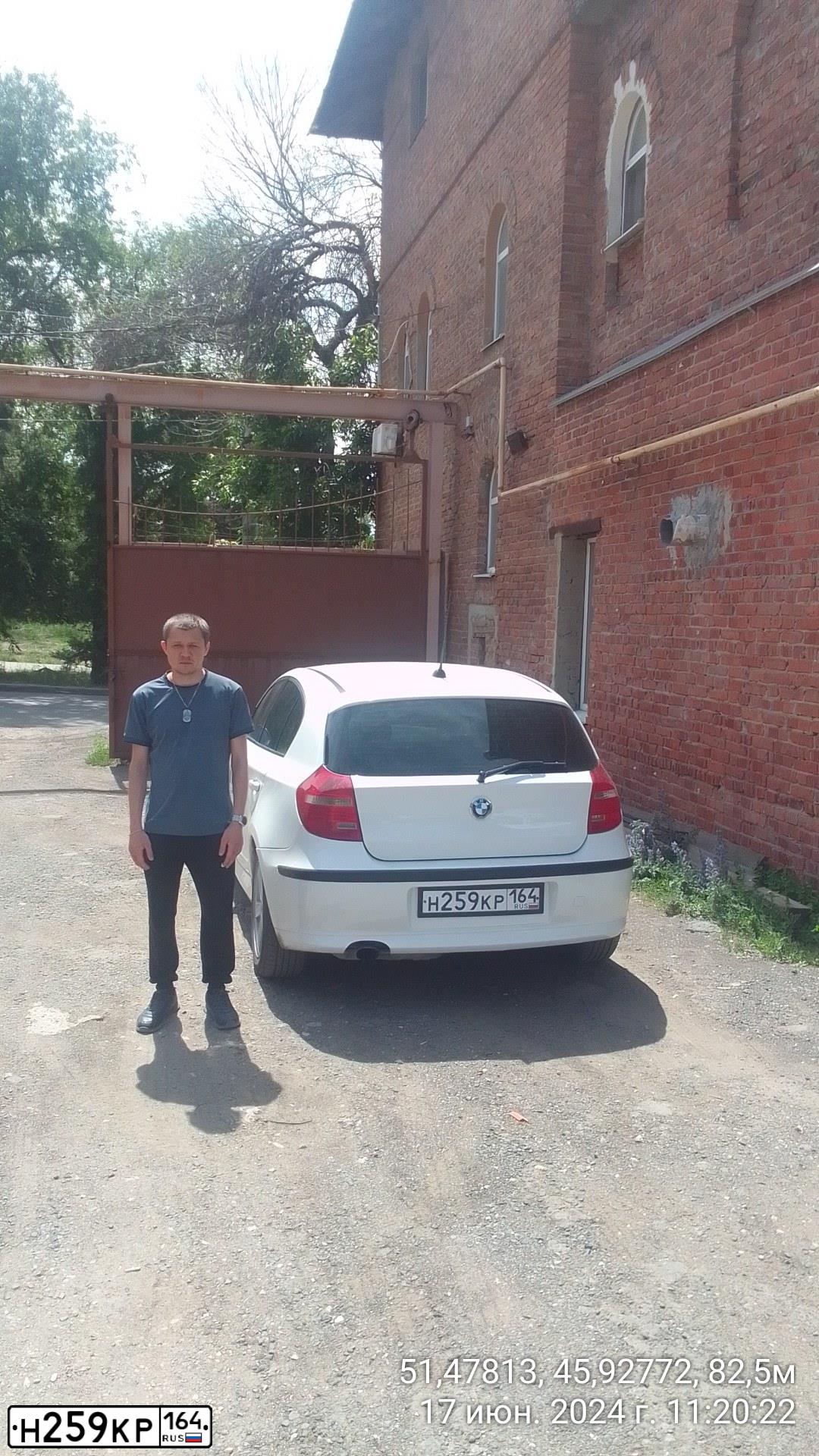 Фото автомобиля BMW SERIE 1, 2008 — госномер Н259КР164. Цвет: Белый