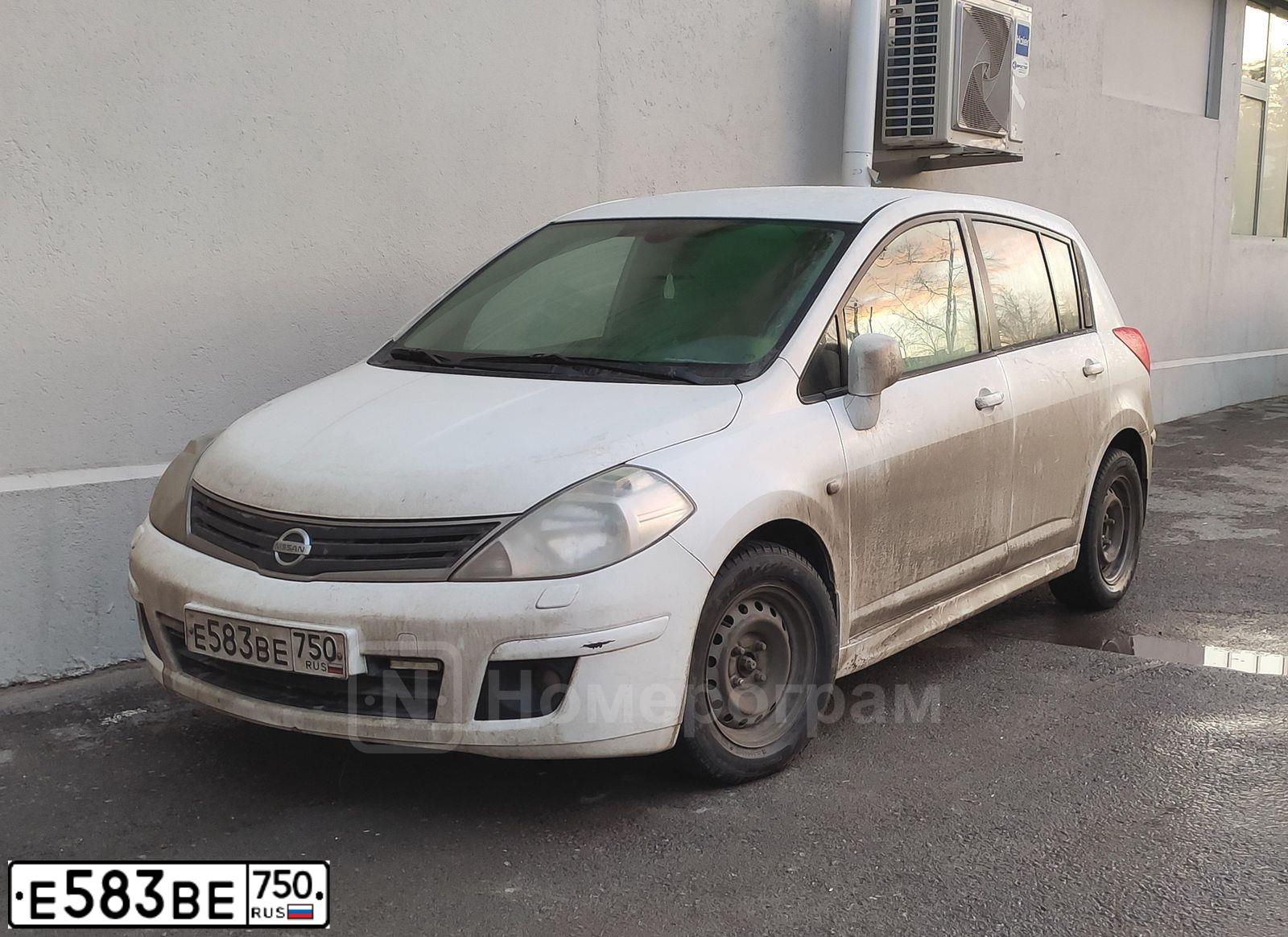 Фото автомобиля NISSAN TIIDA, 2010 — госномер Е583ВЕ750. Цвет: БЕЛЫЙ