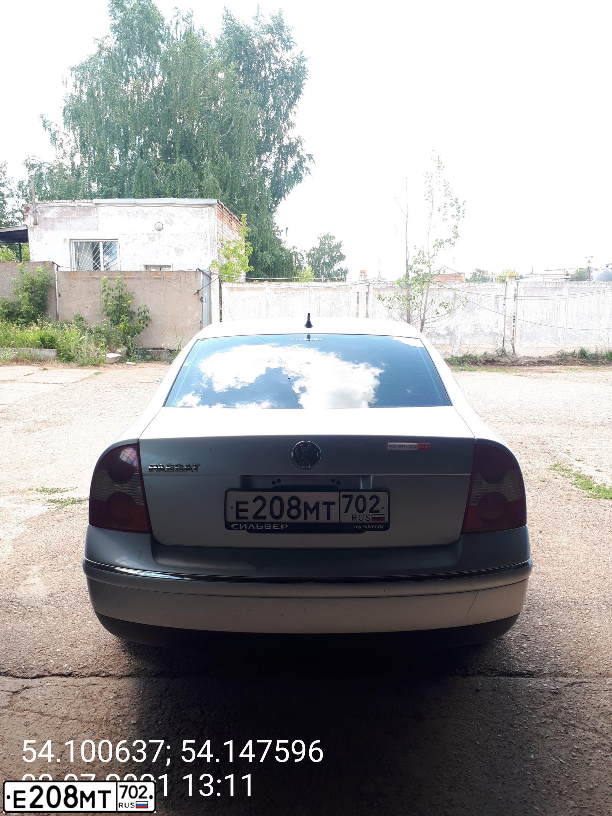 Фото автомобиля VOLKSWAGEN PASSAT, 2001 — госномер Е208МТ702. Цвет: БЕЛЫЙ СЕРЕБРИСТЫЙ