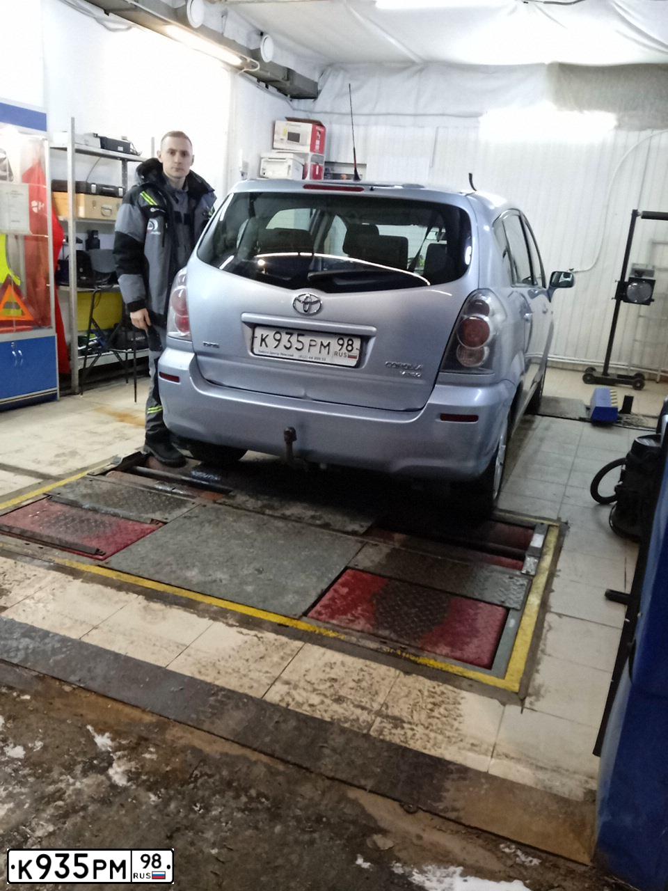 Фото автомобиля TOYOTA COROLLA, 2005 — госномер К814ОВ147. Цвет: СВЕТЛО-ГОЛУБОЙ