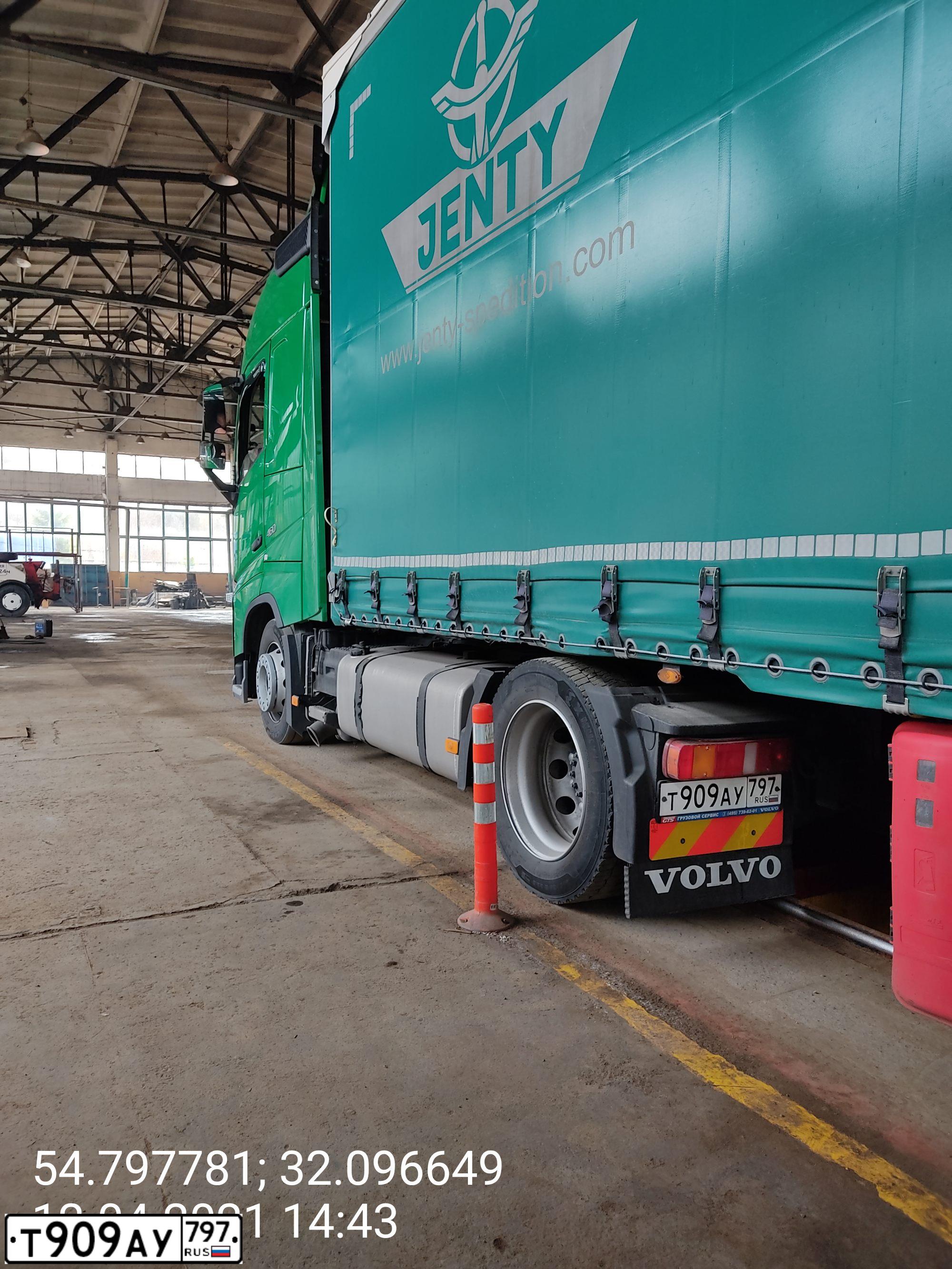 Фото автомобиля VOLVO SERIE FH /4X2/, 2020 — госномер Т909АУ797. Цвет: ЗЕЛЕНЫЙ