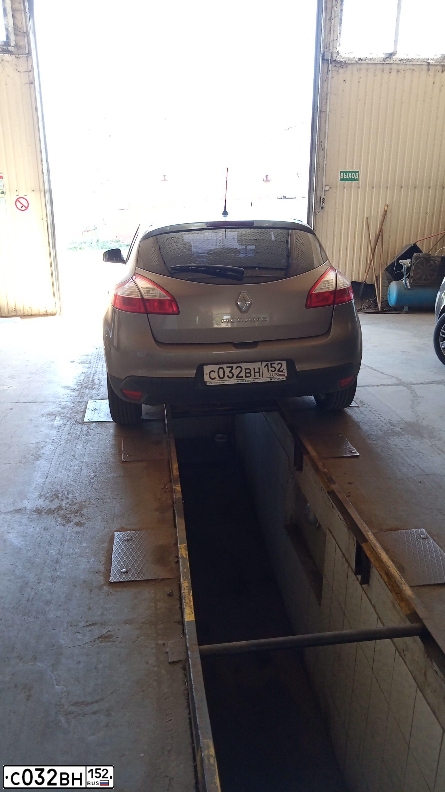 Фото автомобиля RENAULT MEGANE, 2013 — госномер М221ЕМ152. Цвет: БЕЖЕВЫЙ