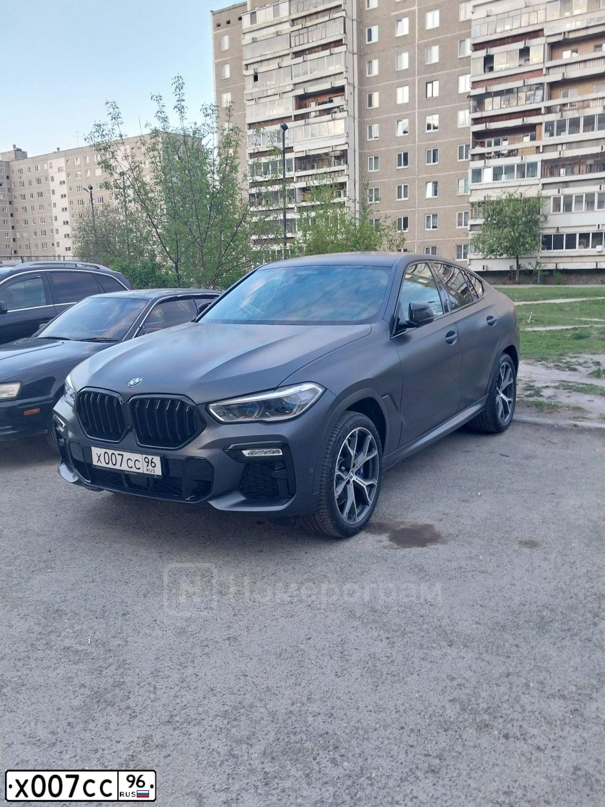 Фото автомобиля BMW X6, 2020 — госномер Х007СС96. Цвет: СЕРЫЙ