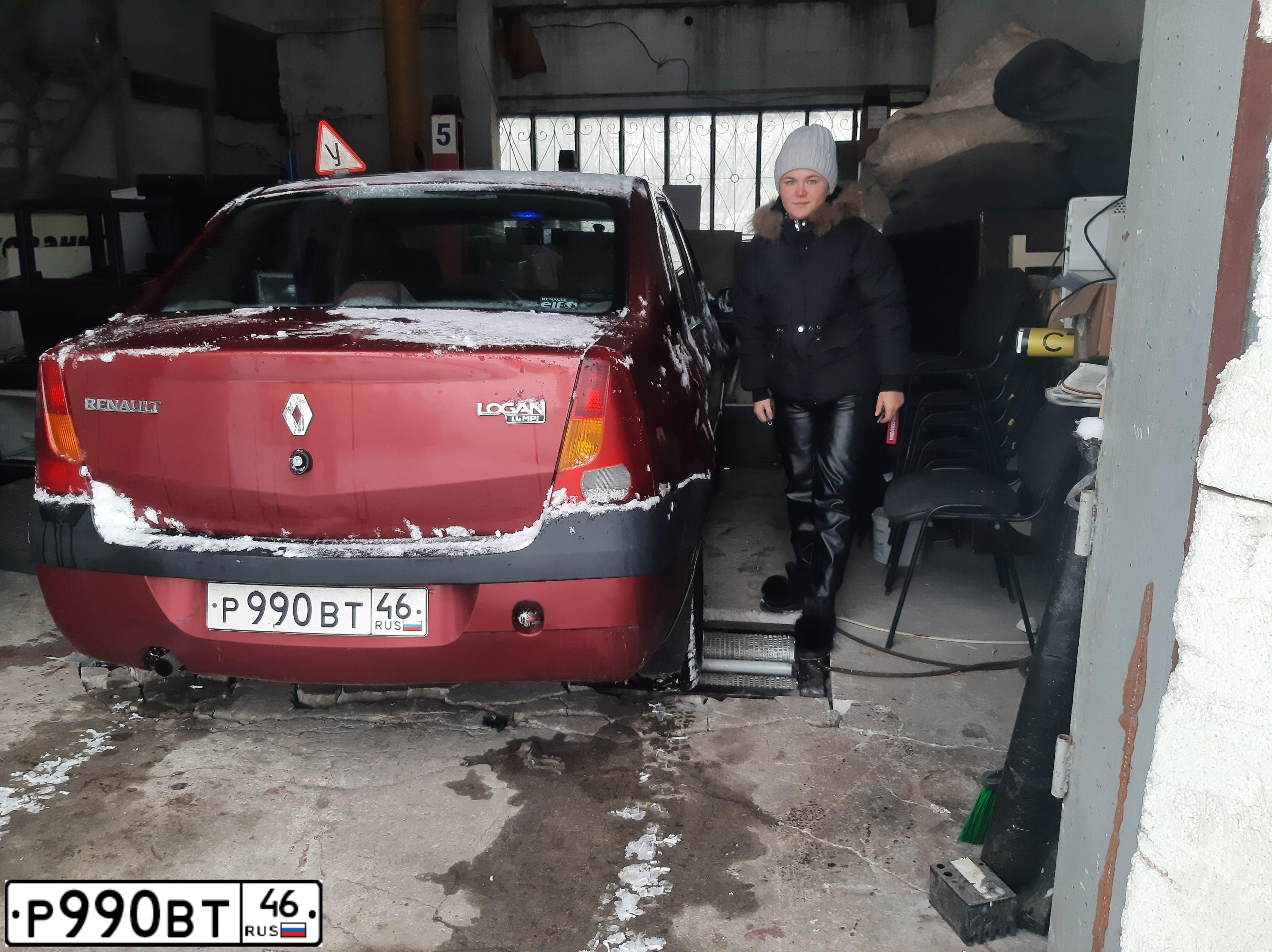 Фото автомобиля RENAULT LOGAN, 2009 — госномер Н100МХ46. Цвет: Красный