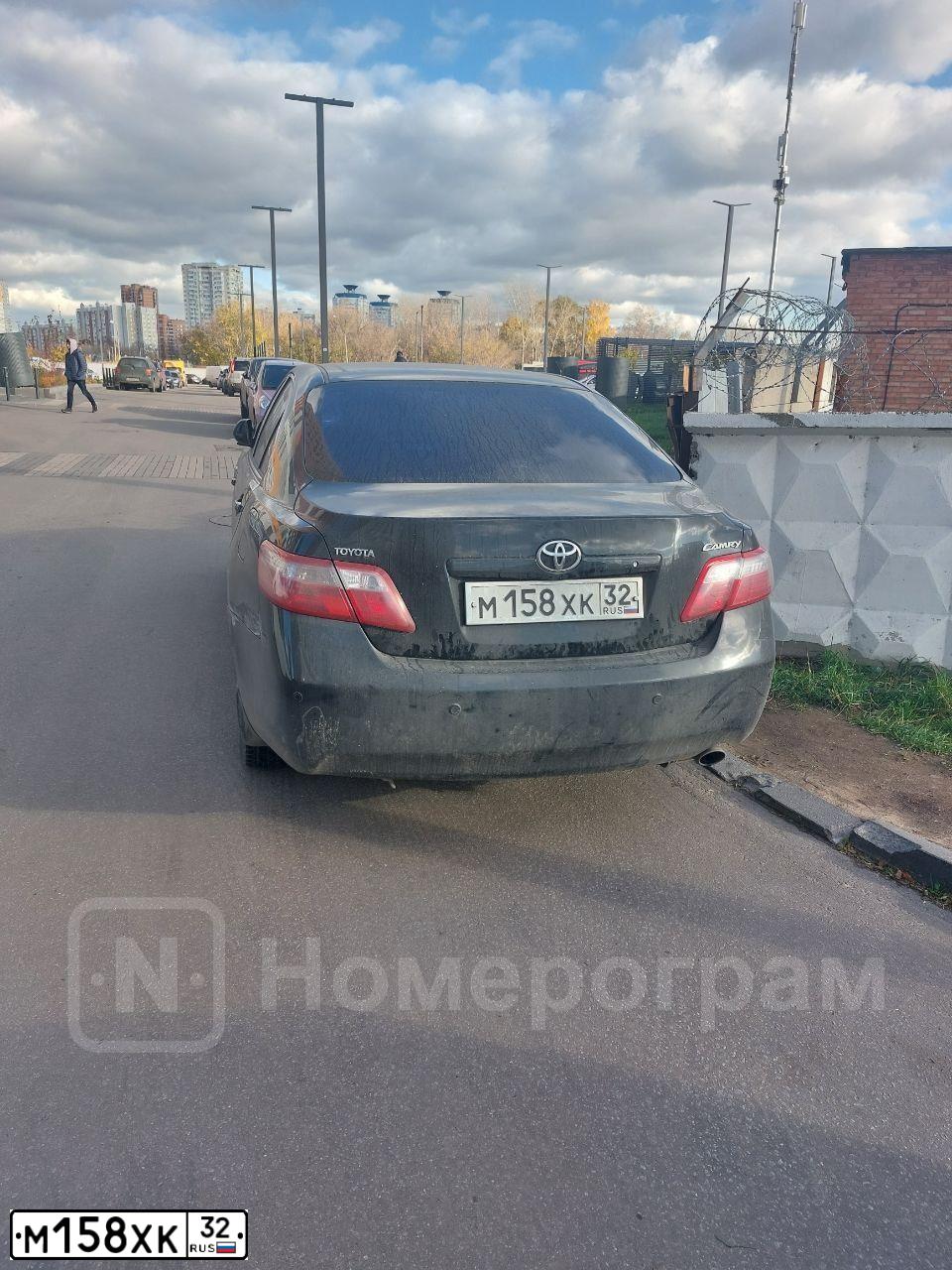 Фото автомобиля TOYOTA CAMRY, 2008 — госномер М158ХК32. Цвет: ЧЕРНЫЙ