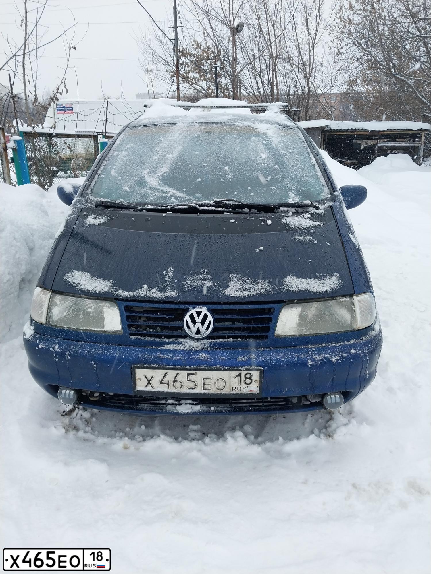 Фото автомобиля VOLKSWAGEN SHARAN, 1995 — госномер Х465ЕО18. Цвет: ТЕМНО-СИНИЙ