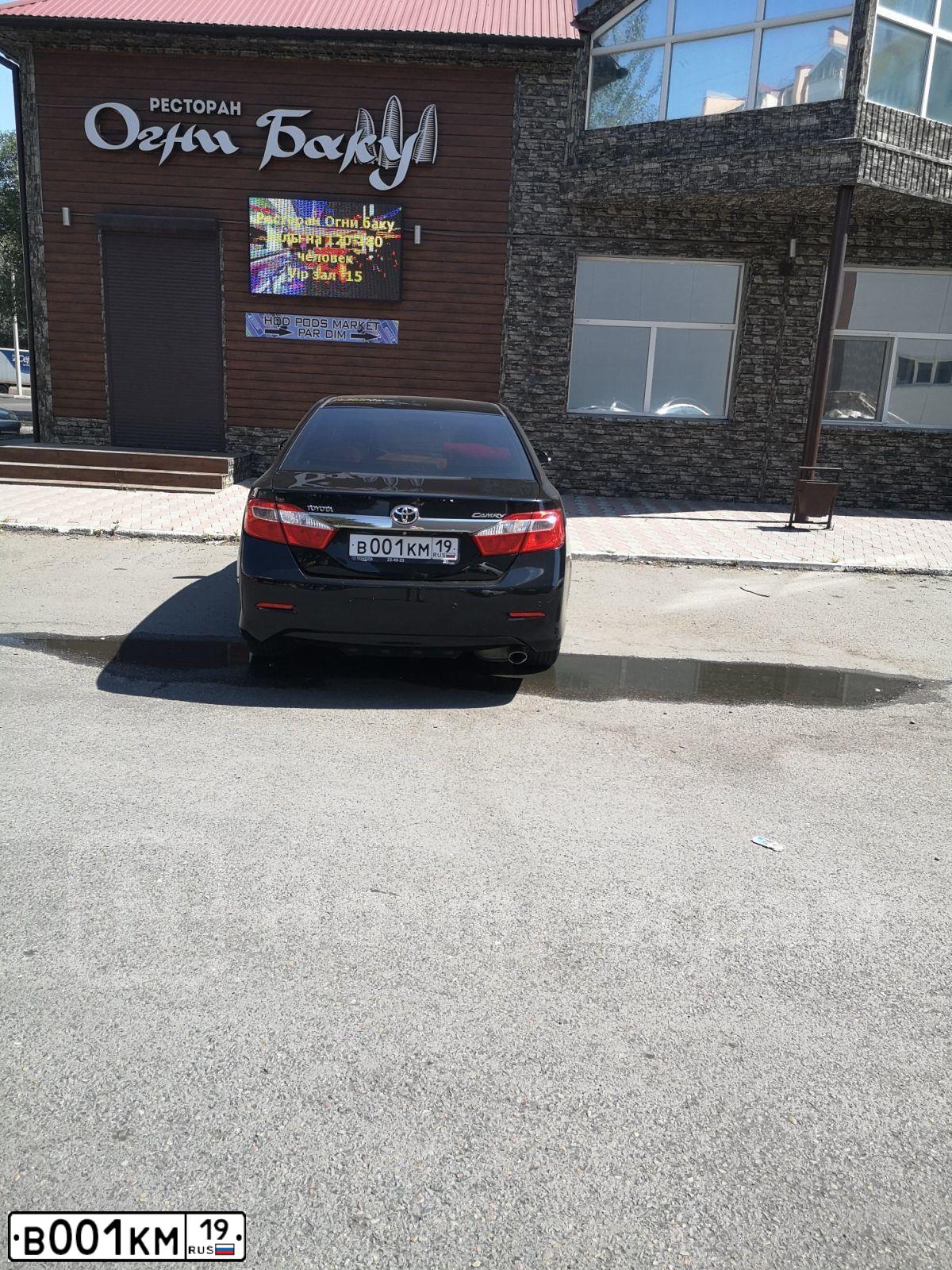 Фото автомобиля TOYOTA CAMRY, 2013 — госномер В001КМ19. Цвет: ЧЕРНЫЙ