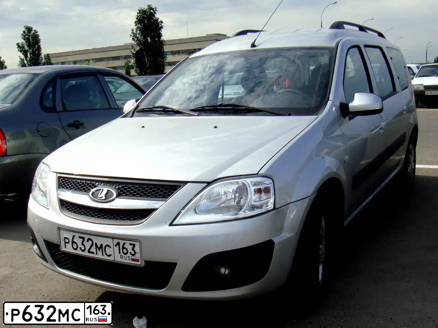 Фото автомобиля LADA LARGUS, 2012 — госномер Р632МС163. Цвет: серебристый