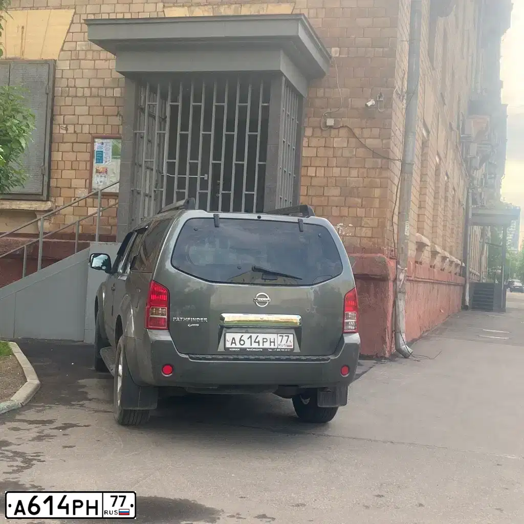 Фото автомобиля NISSAN PATHFINDER, 2008 — госномер М099МН199. Цвет: Серый