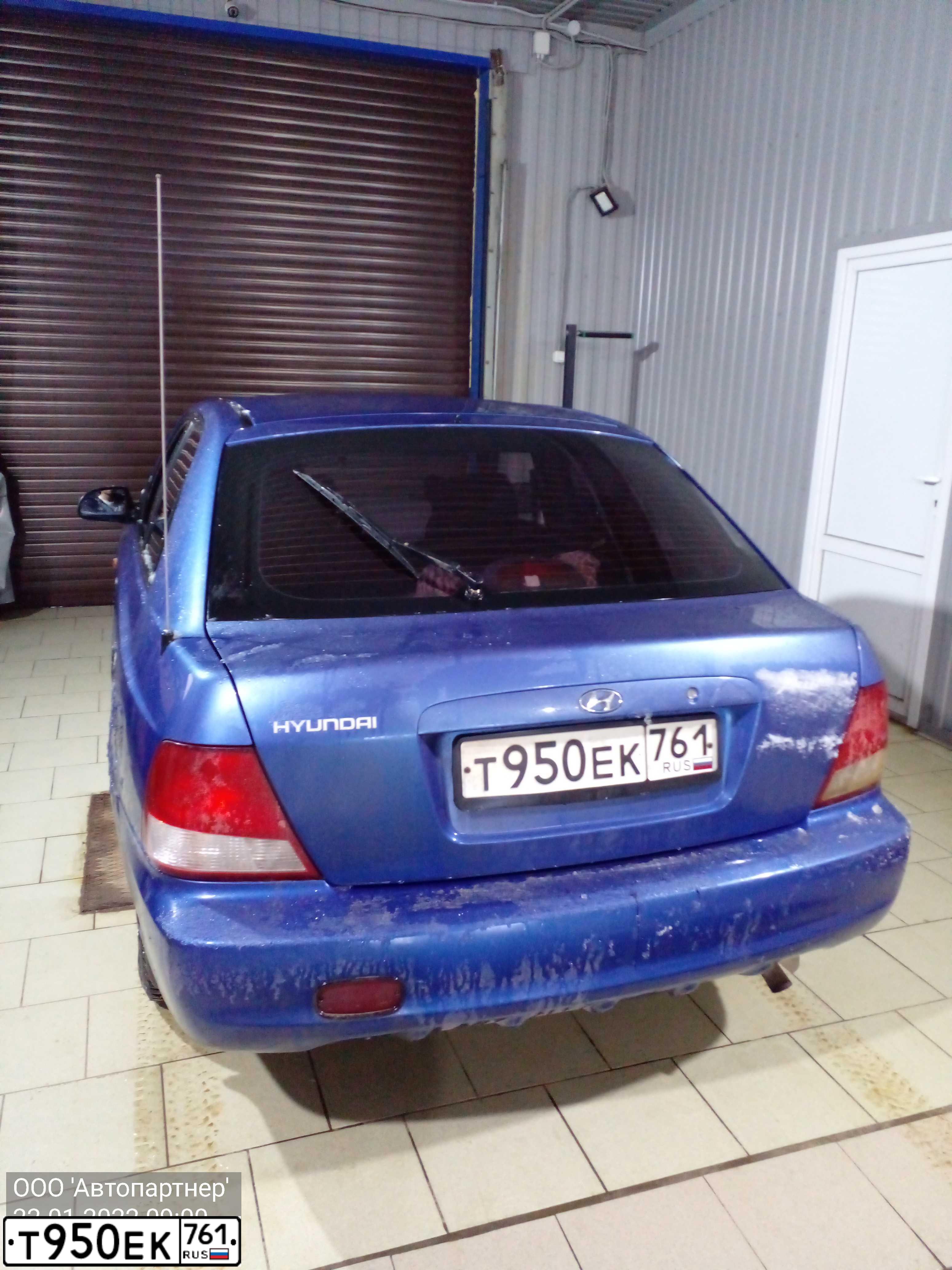 Фото автомобиля HYUNDAI ACCENT, 2000 — госномер Т358РЕ761. Цвет: синий