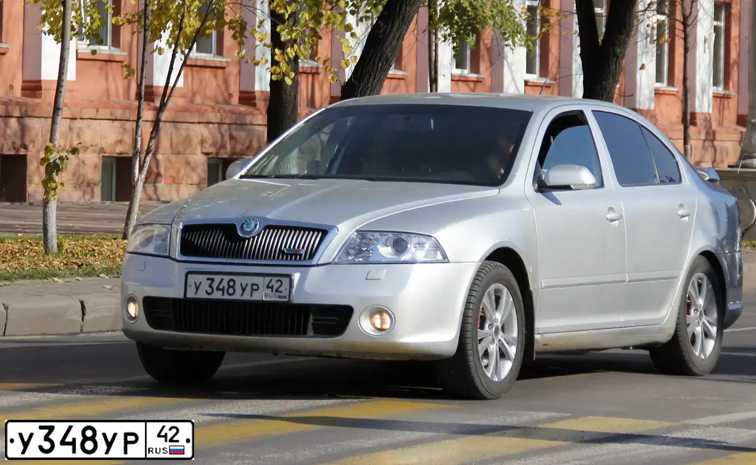 Фото автомобиля SKODA OCTAVIA, 2007 — госномер У348УР42. Цвет: СЕРЕБРИСТЫЙ