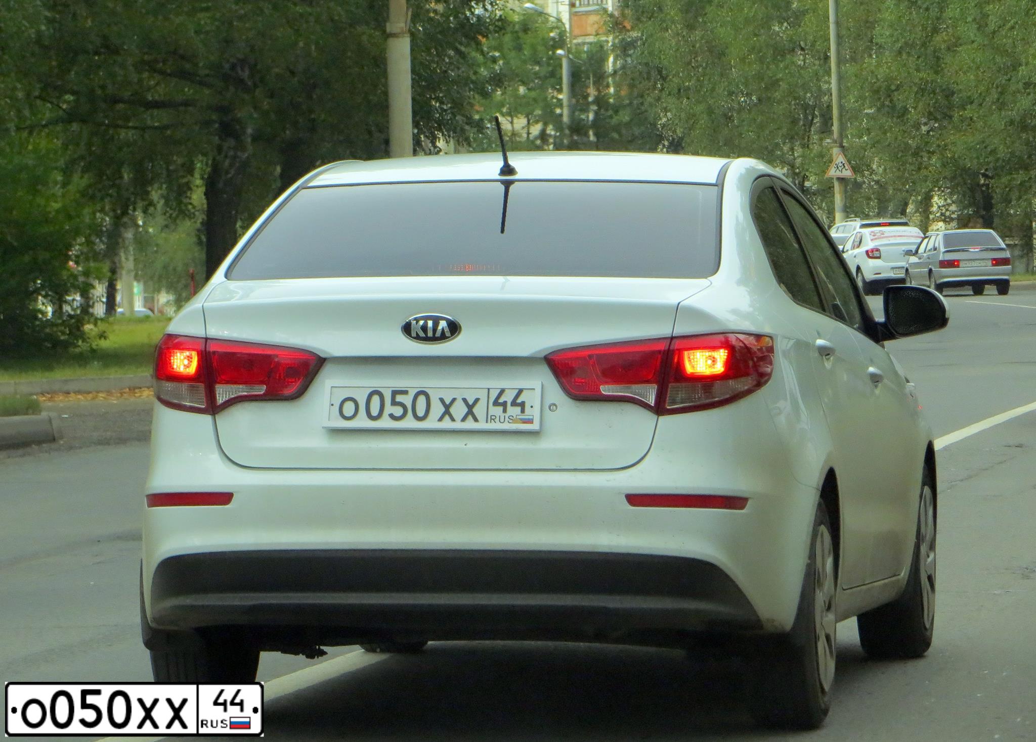 Фото автомобиля KIA RIO, 2015 — госномер В335РВ37. Цвет: Белый