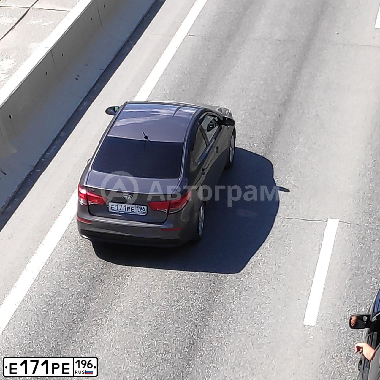 Фото автомобиля KIA RIO, 2016 — госномер Е171РЕ196. Цвет: ТЕМНО-СЕРЫЙ