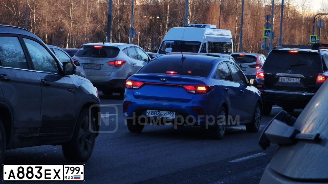 Фото автомобиля KIA RIO, 2018 — госномер А883ЕХ799. Цвет: синий