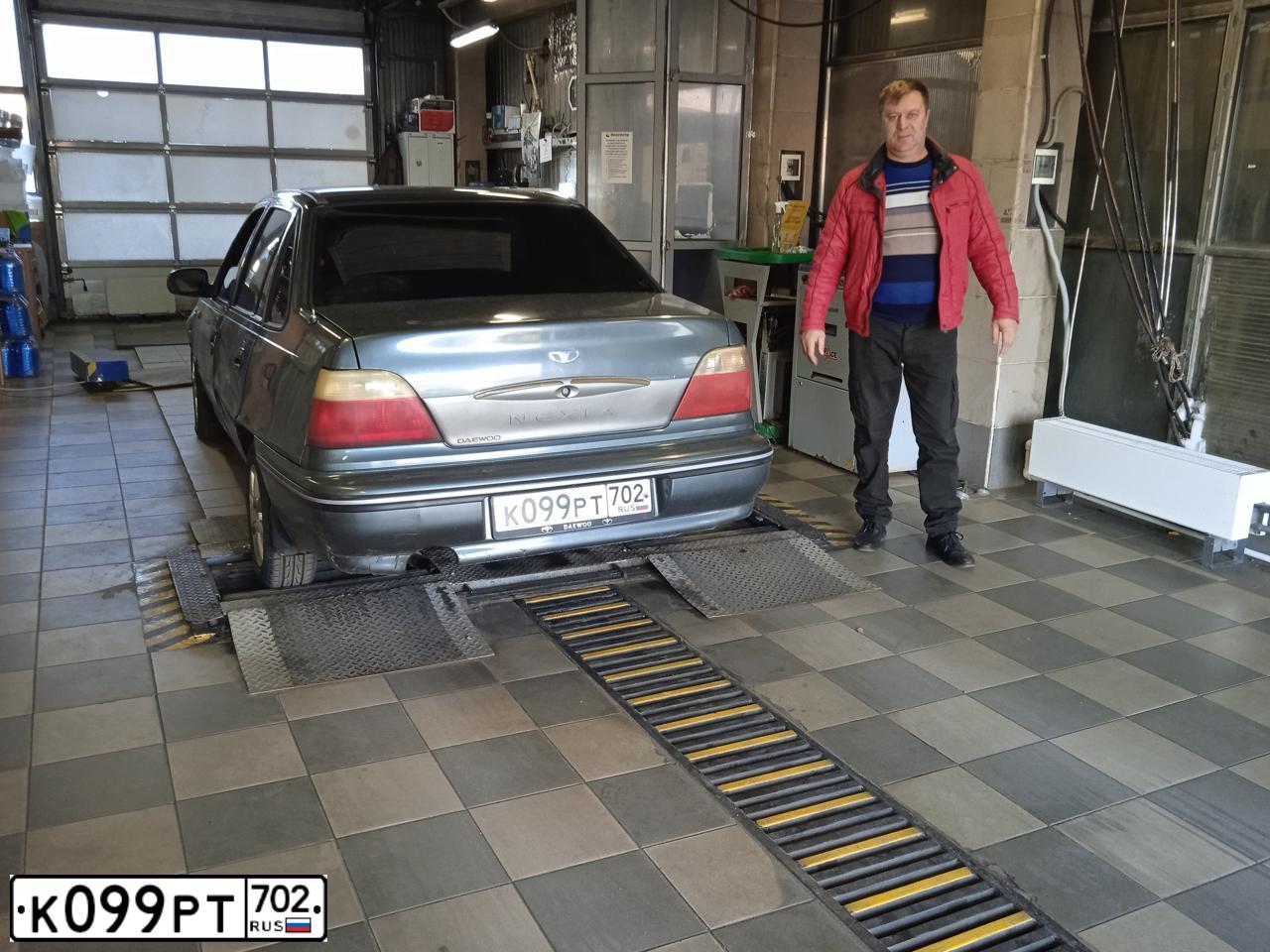 Фото автомобиля DAEWOO NEXIA, 2004 — госномер К099РТ702. Цвет: СЕРО-ЗЕЛЕНЫЙ