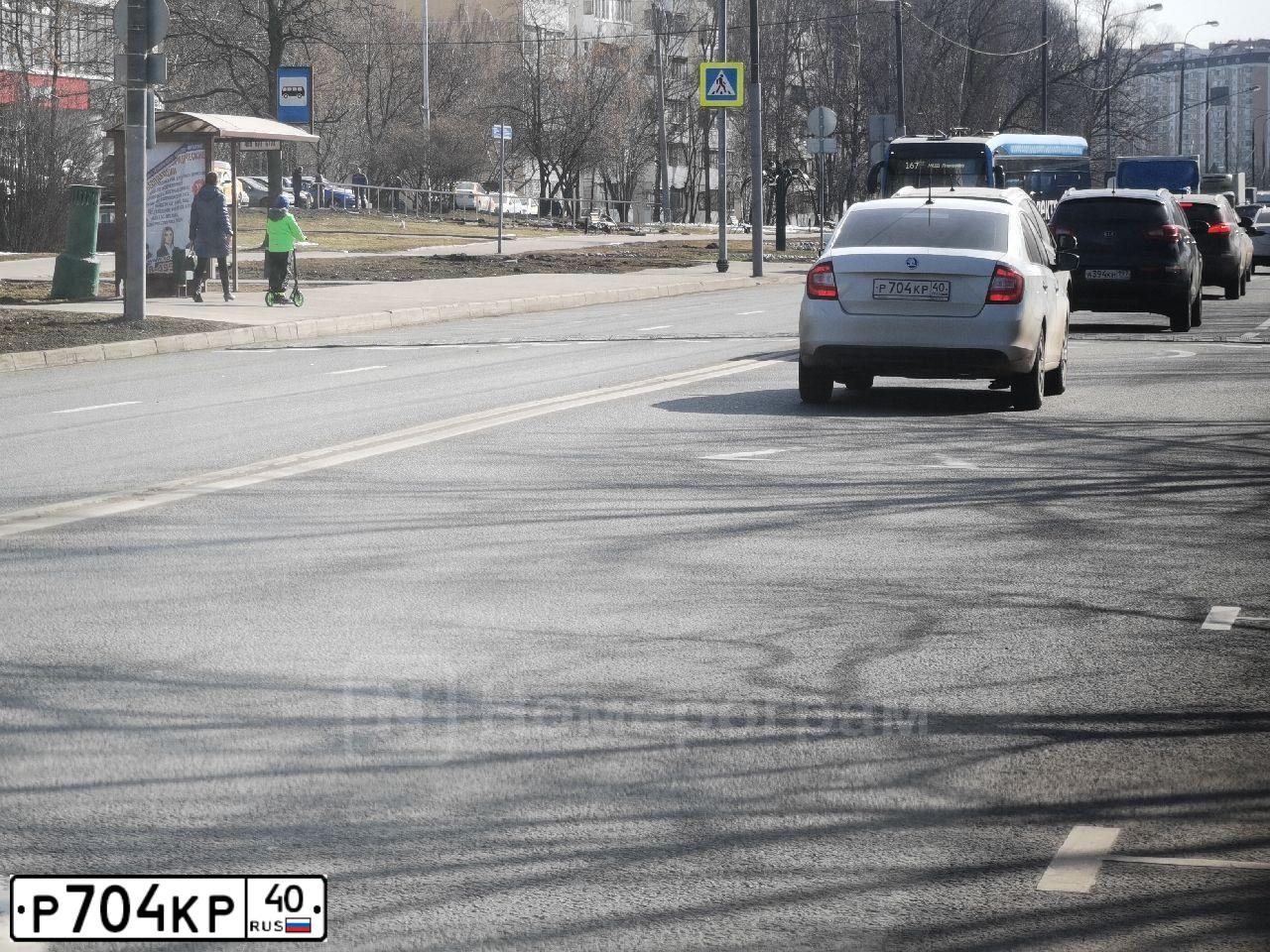 Фото автомобиля SKODA RAPID, 2017 — госномер Р704КР40. Цвет: БЕЛЫЙ