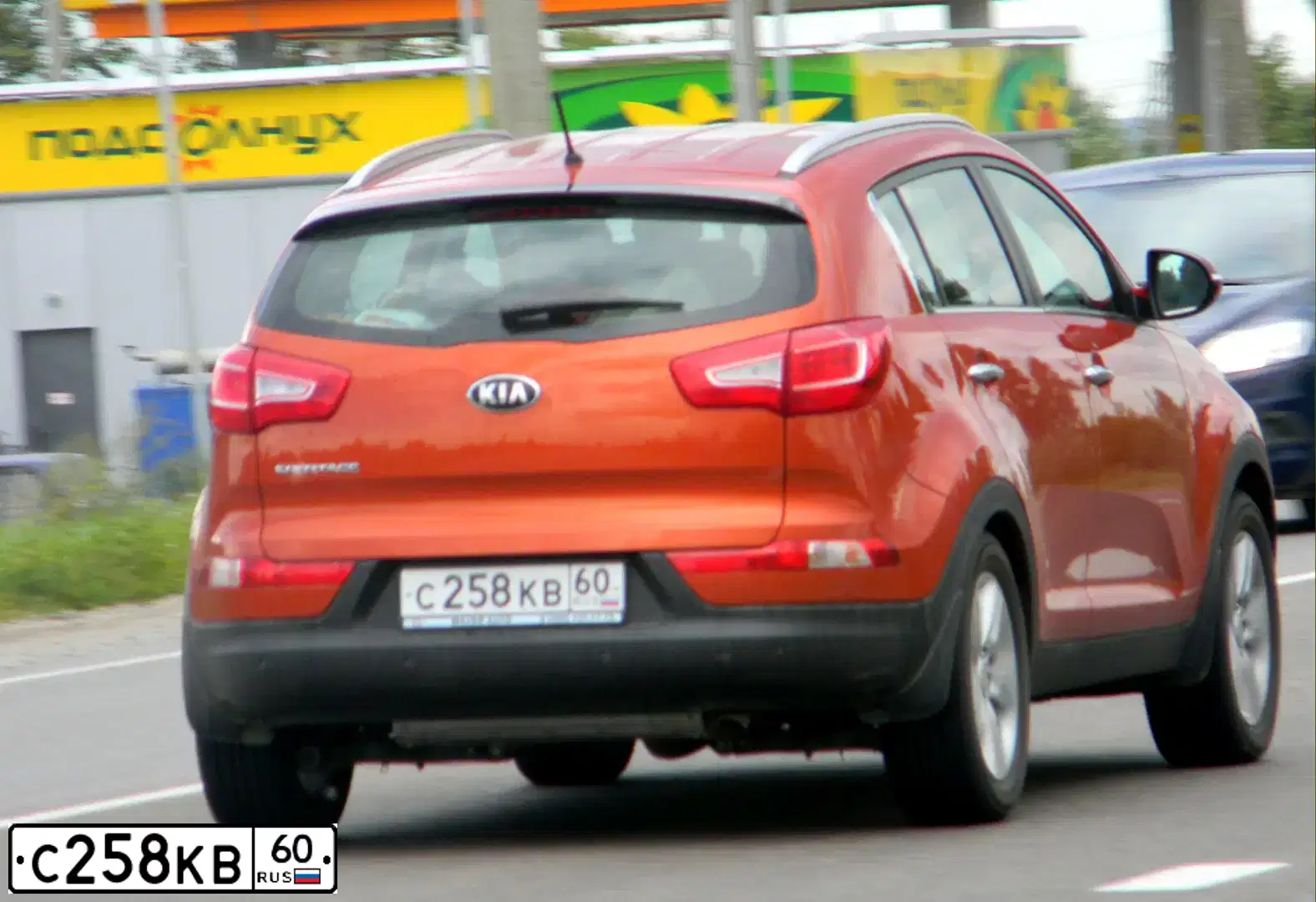 Фото автомобиля KIA SPORTAGE, 2013 — госномер С258КВ60. Цвет: ОРАНЖЕВЫЙ