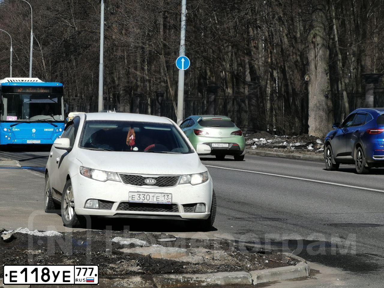 Фото автомобиля OPEL ASTRA, 2013 — госномер Е118УЕ777. Цвет: СЕРО-ЗЕЛЕНЫЙ