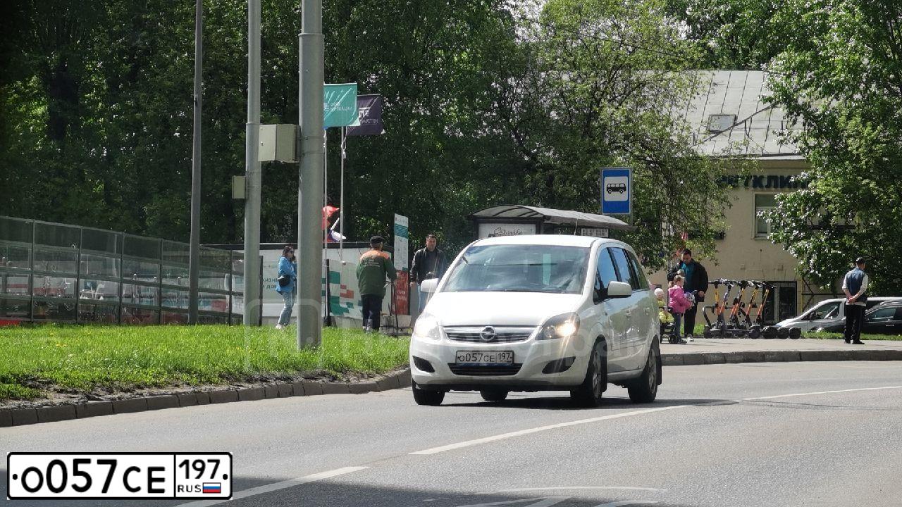 Фото автомобиля OPEL ZAFIRA, 2011 — госномер О057СЕ197. Цвет: БЕЛЫЙ