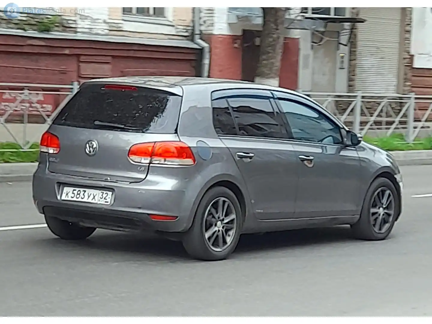 Фото автомобиля VOLKSWAGEN GOLF, 2011 — госномер К583УХ32. Цвет: СЕРЫЙ