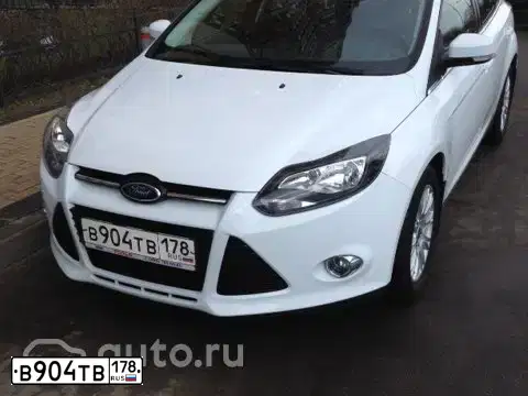 Фото автомобиля FORD FOCUS, 2014 — госномер Р168ОВ124. Цвет: Белый