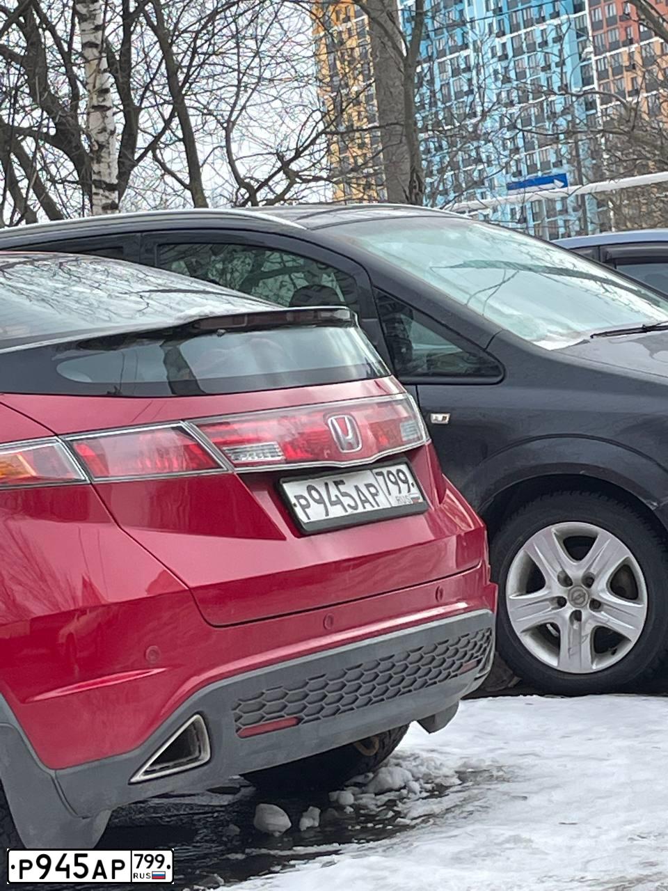 Фото автомобиля HONDA CIVIC, 2008 — госномер М444УР150. Цвет: Красный
