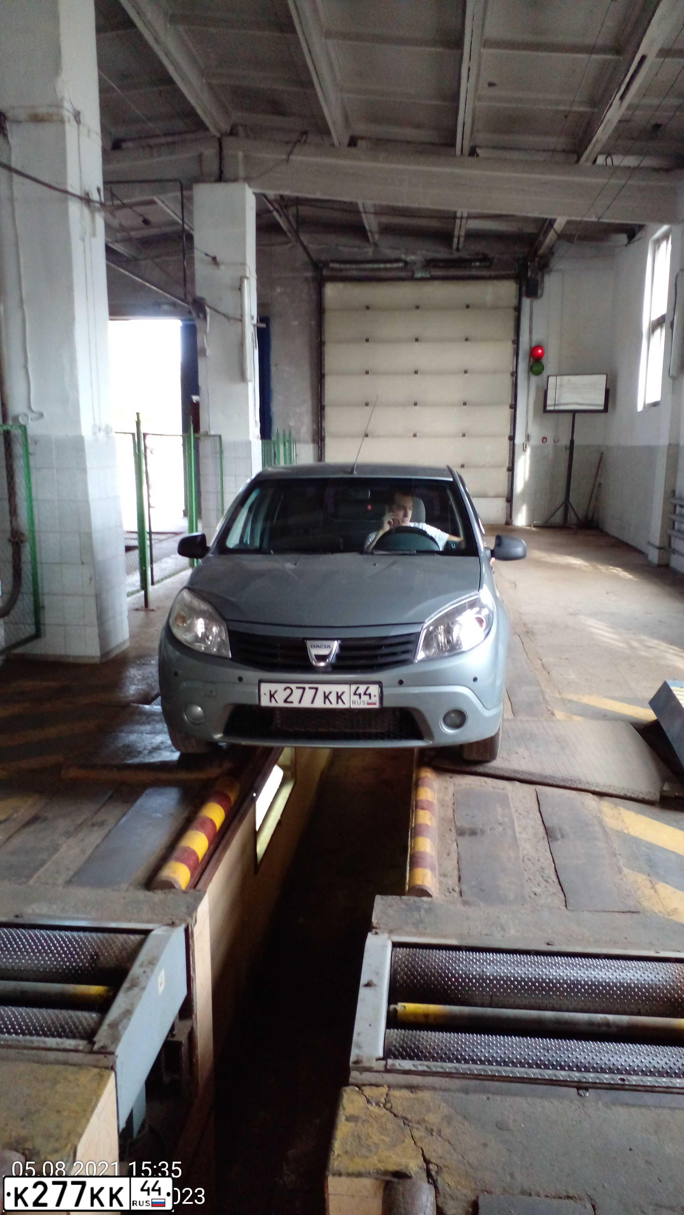 Фото автомобиля DACIA A SANDERO, 2009 — госномер К277КК44. Цвет: Серый