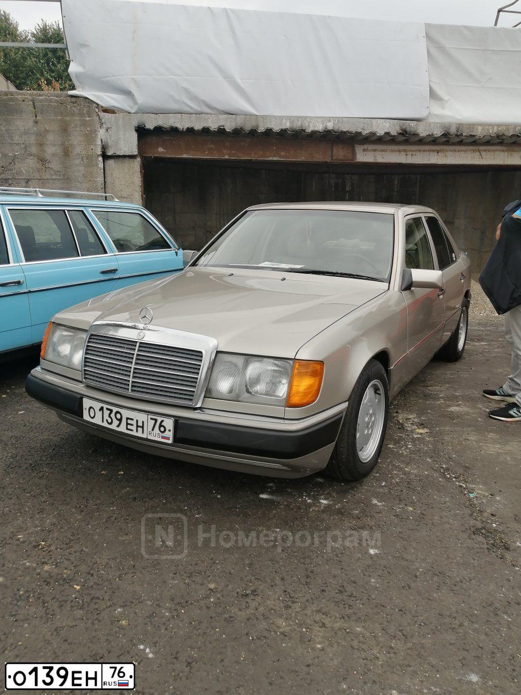 Фото автомобиля MERCEDES E-KLASSE, 1991 — госномер О139ЕН76. Цвет: СВЕТЛО-СЕРЫЙ