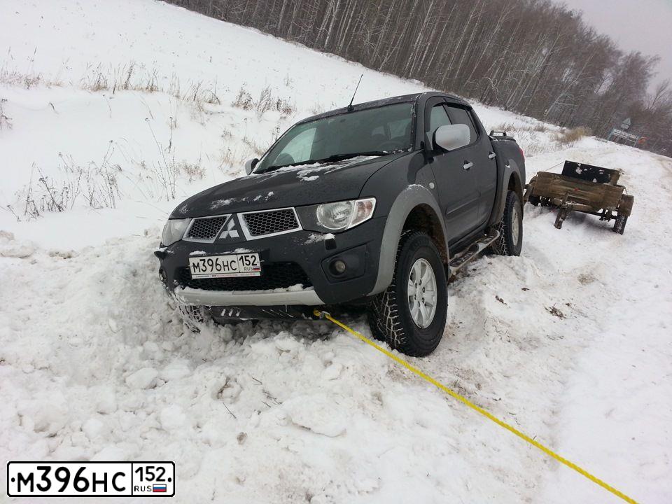 Фото автомобиля MITSUBISHI L 200, 2013 — госномер М396НС152. Цвет: СЕРЫЙ