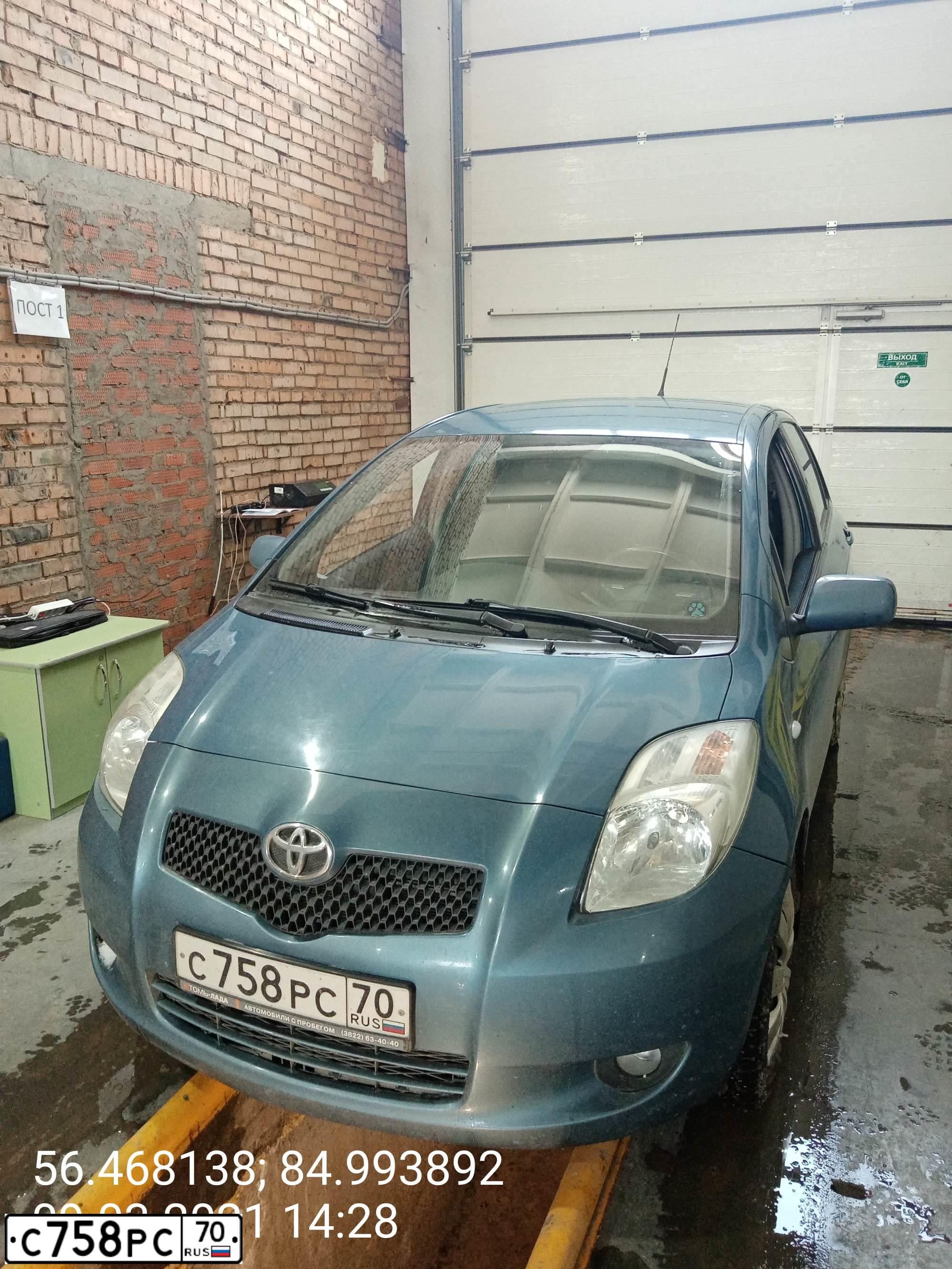 Фото автомобиля TOYOTA YARIS, 2008 — госномер С758РС70. Цвет: СЕРО-ГОЛУБОЙ