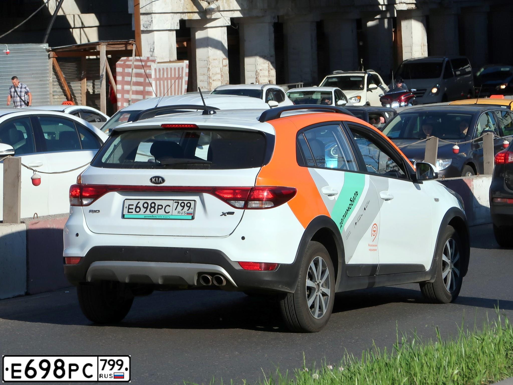 Фото автомобиля KIA RIO, 2019 — госномер Е698РС799. Цвет: Белый