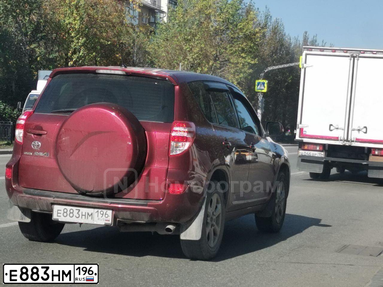 Фото автомобиля TOYOTA RAV4, 2010 — госномер Х815ВЕ154. Цвет: ТЕМНО-КРАСНЫЙ