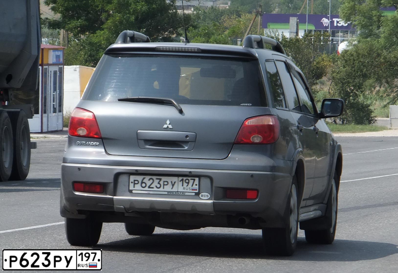 Фото автомобиля MITSUBISHI OUTLANDER, 2006 — госномер Р623РУ197. Цвет: СЕРЫЙ